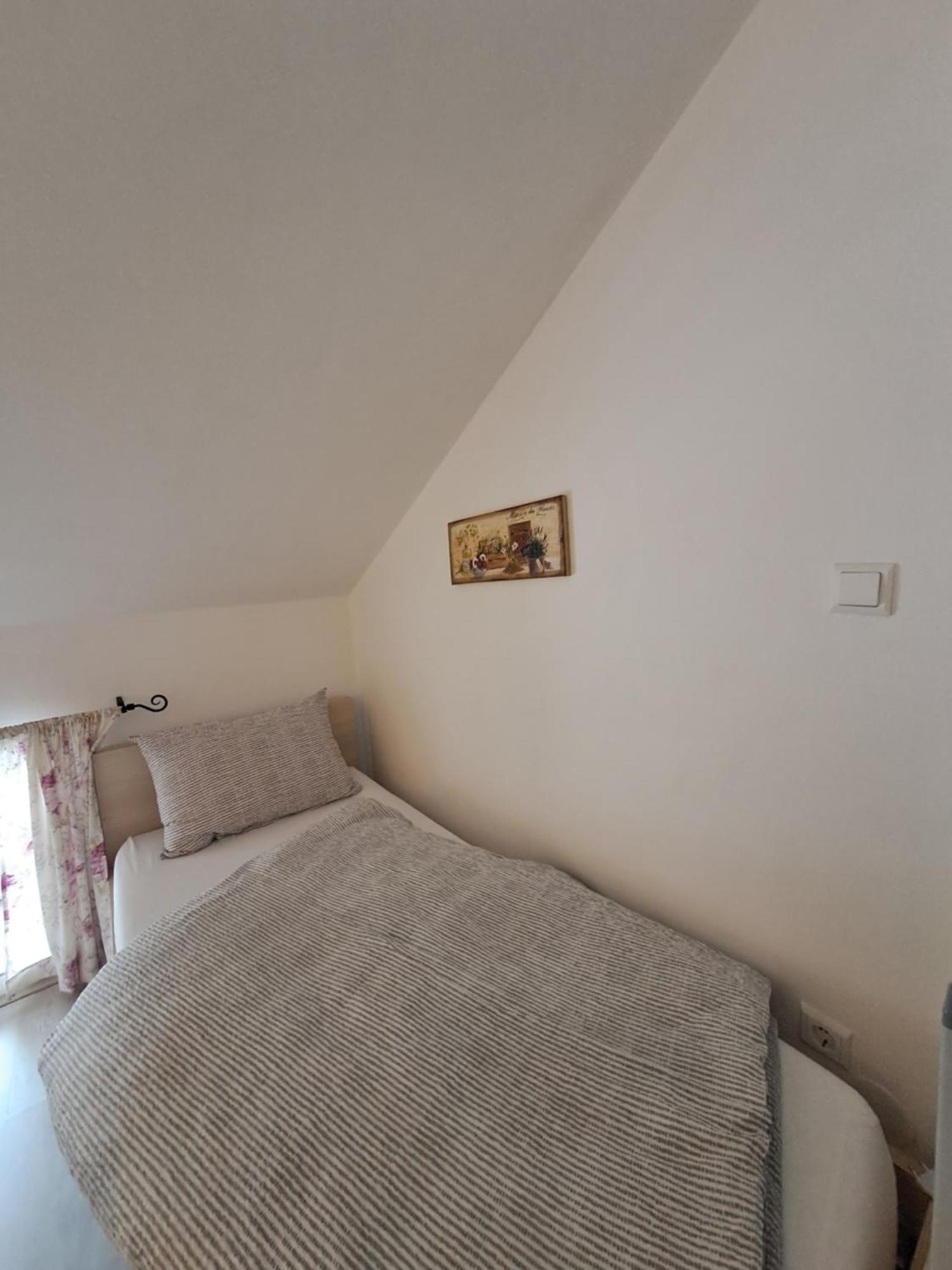 Greta Apartment Vrbnik Exterior photo
