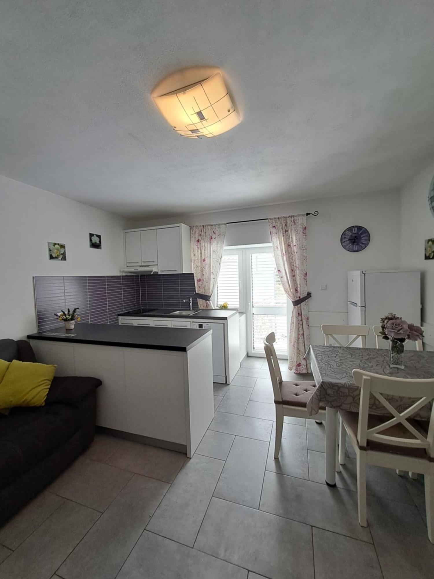 Greta Apartment Vrbnik Exterior photo